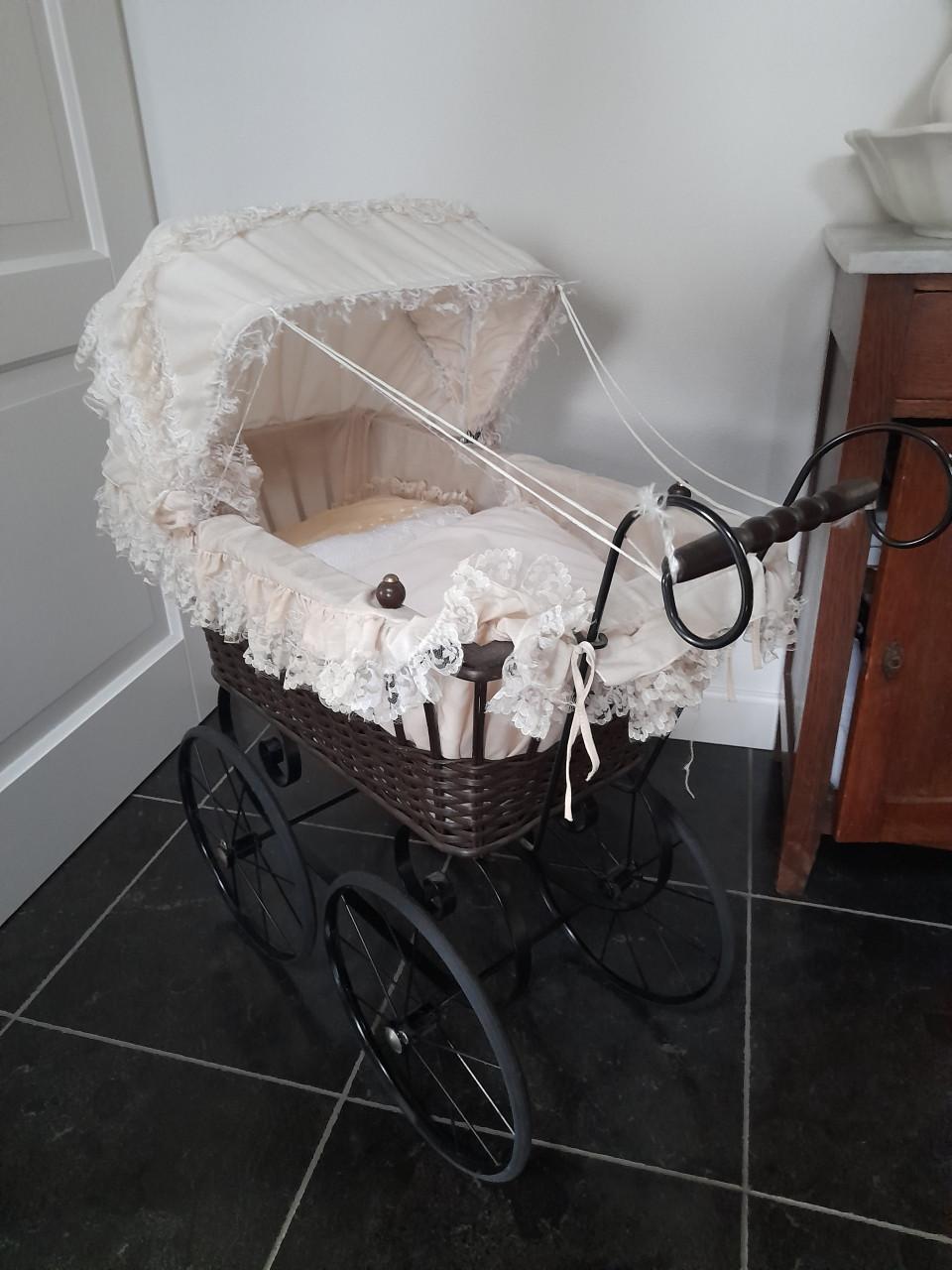 Antieke kinderwagen (in goede staat )