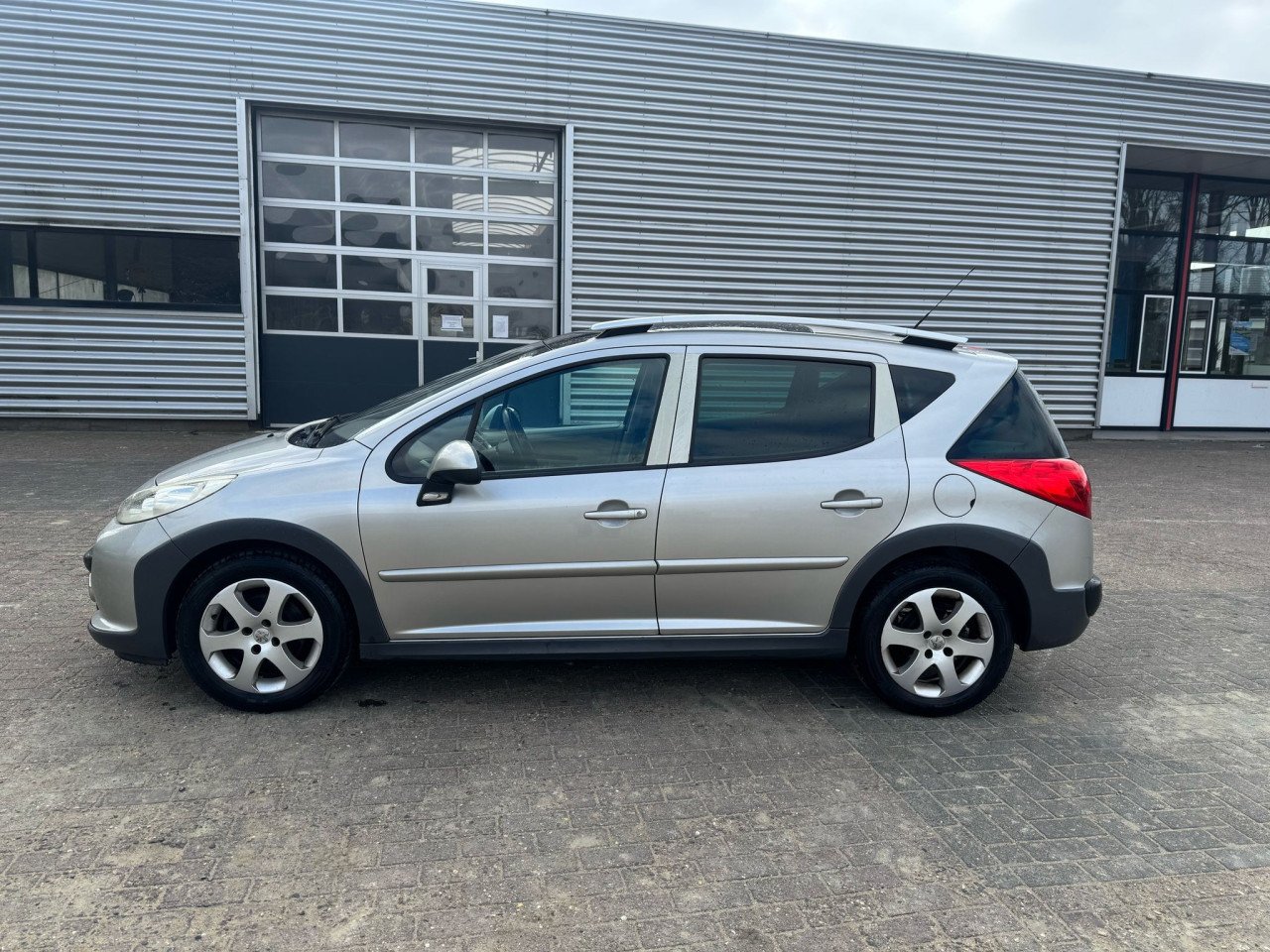 Peugeot 207 bj 2008 1400 euro