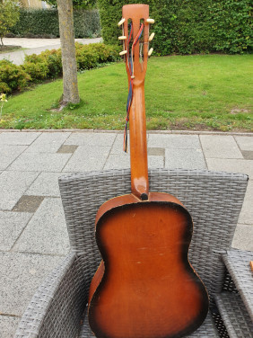 Prachtige antieke gitaar jaren 60 met 6 snaren in goede staat...
