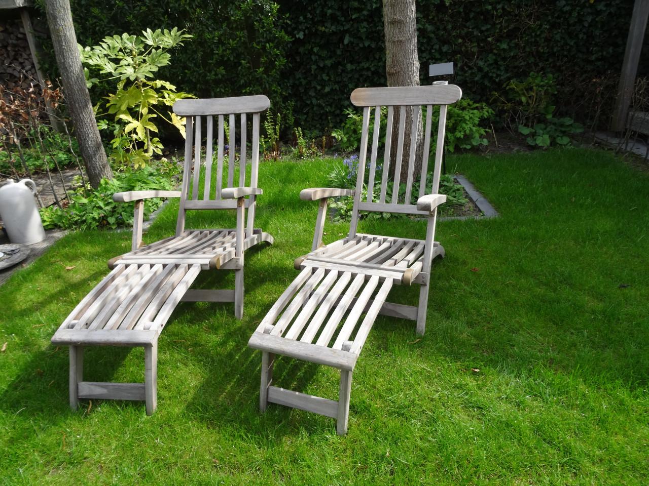 Twee deckchairs, teakhouten ligstoelen, tuinstoelen