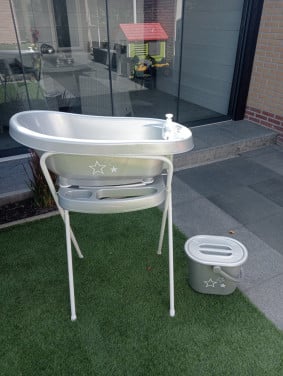 Mooi babybadje op standaard