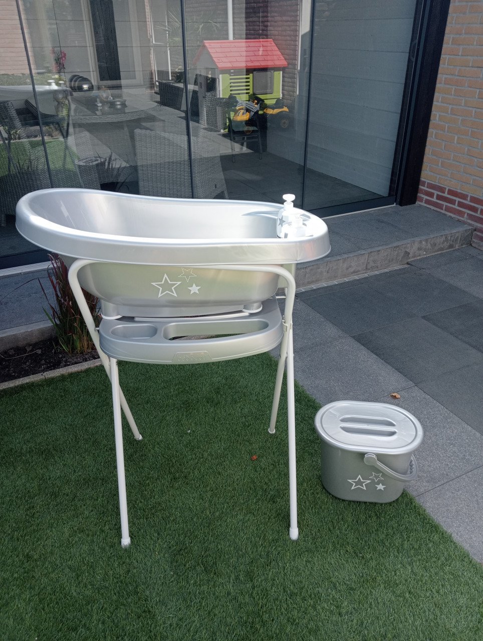 Mooi babybadje op standaard
