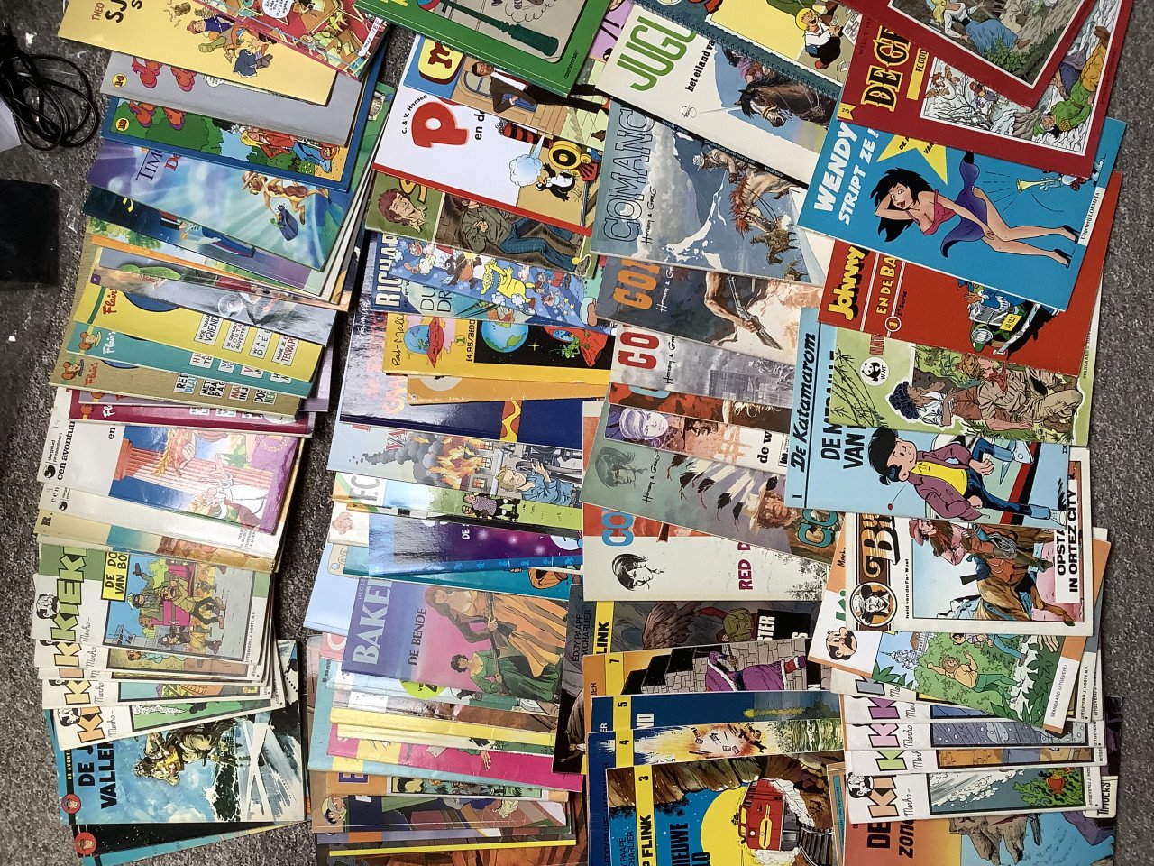 Stripboeken, stapel van bijna 100 strips van alles wat.