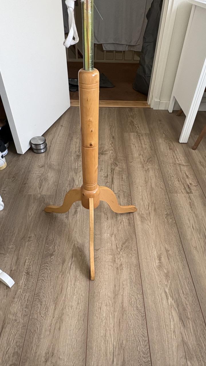 Paspop/Etalagepop met houten standaard