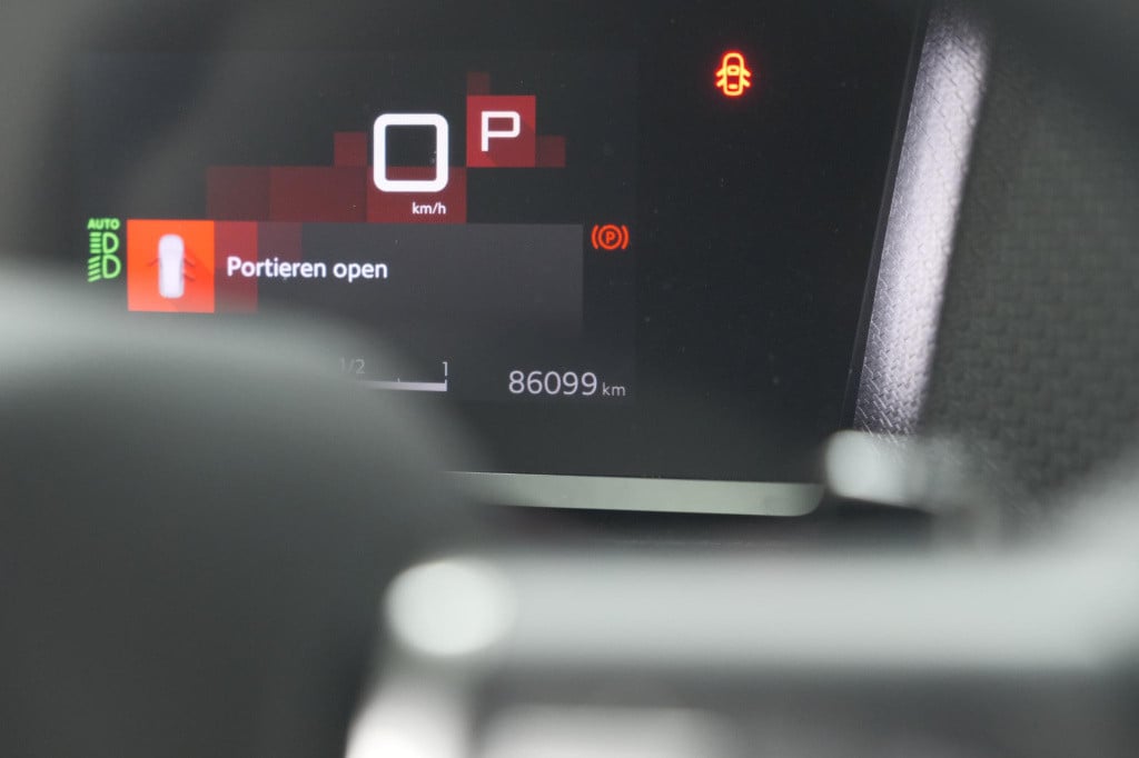 Citroen C4 puretech 130 eat8 shine | camera | head-up display | parkeersens