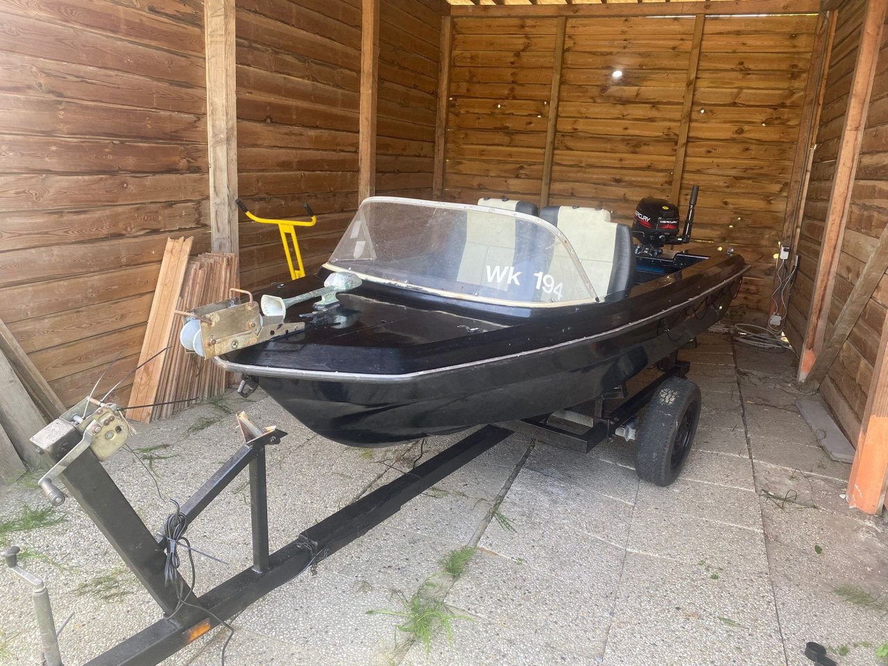Boot met 6pk buitenboordmotor en trailer