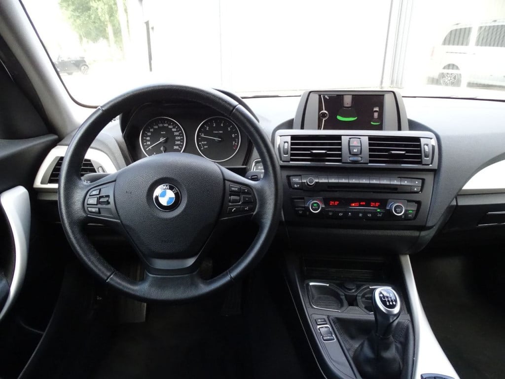 BMW 1 Serie 114i | 18" | bluetooth