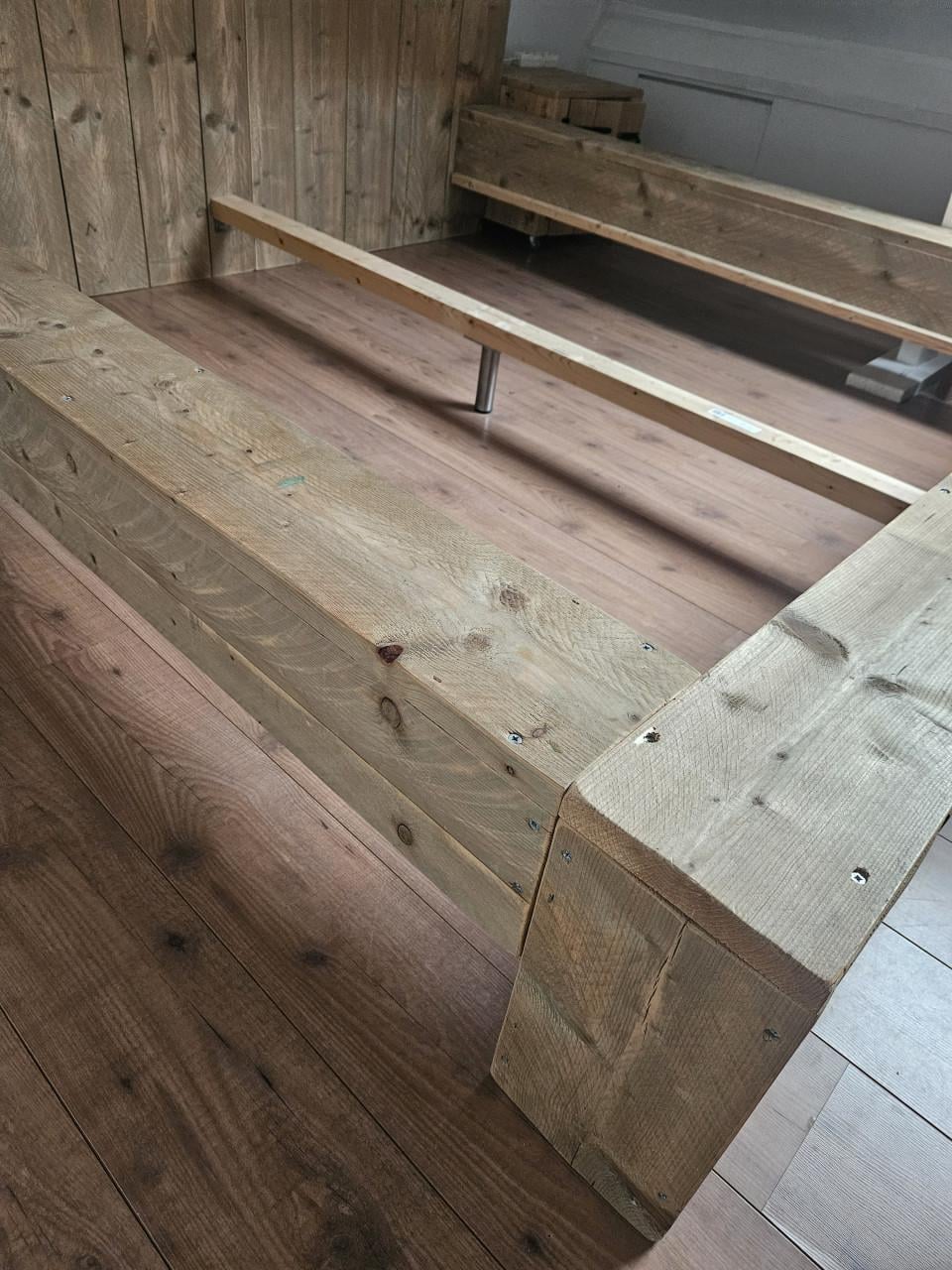 Tweepersoonsbed van steigerhout 180 bij 200