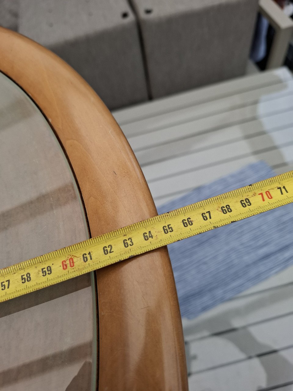 Design bijzettafeltje met melkglas Giorgetti