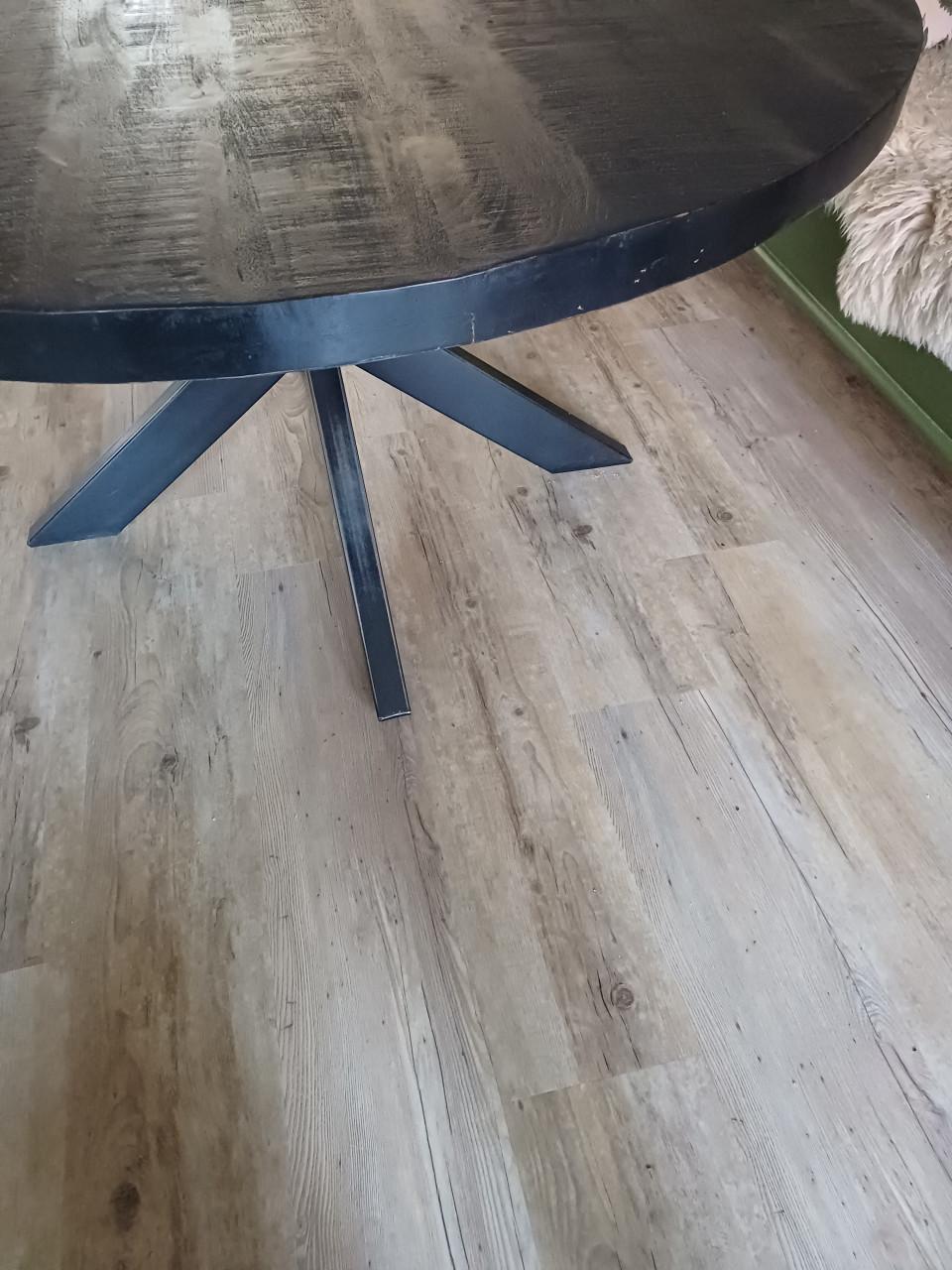 Zwarte ronde eettafel
