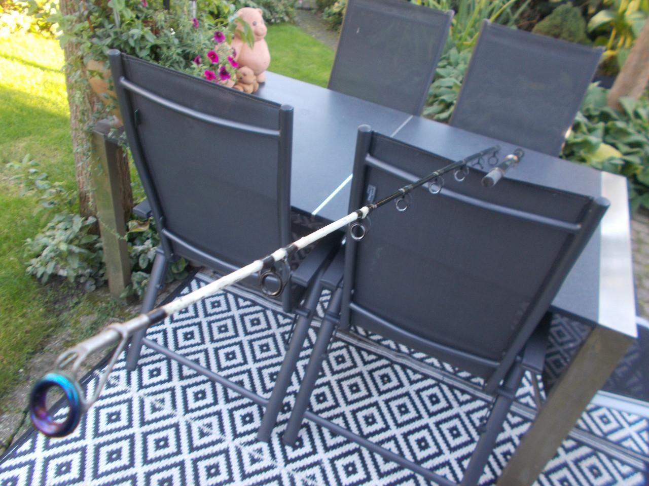 Fraaie tweedelige boothengel, lengte 300 cm , werpgewicht tot 200 gram