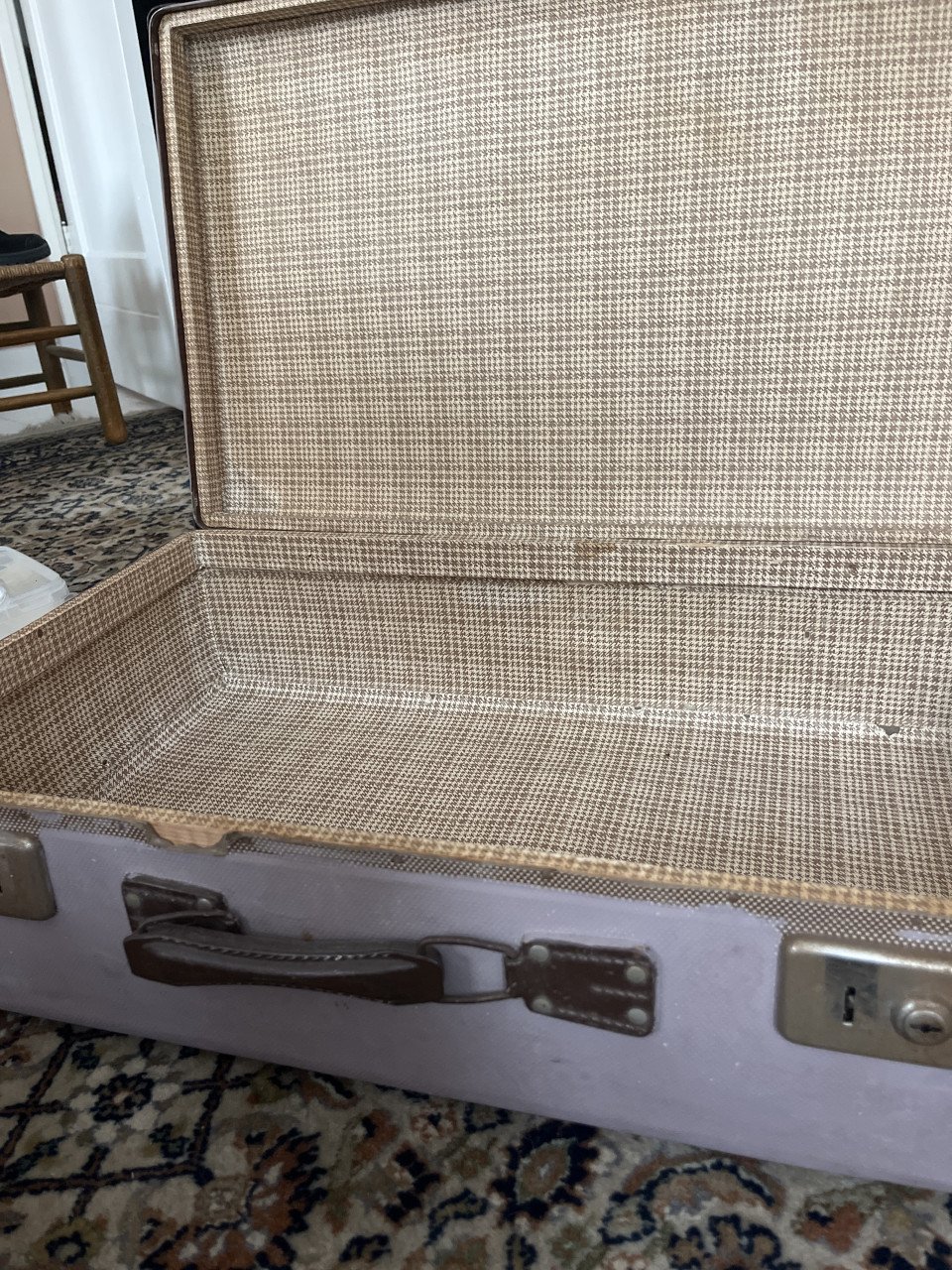 Oude brocante koffer paars geverfd