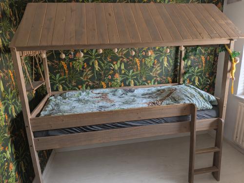 Houten kinderbed