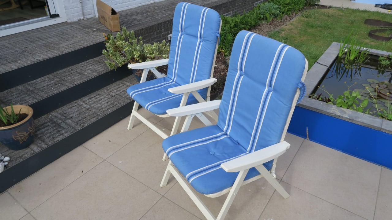 Twee verstelbare tuinzetels met bijpassend kussen.
