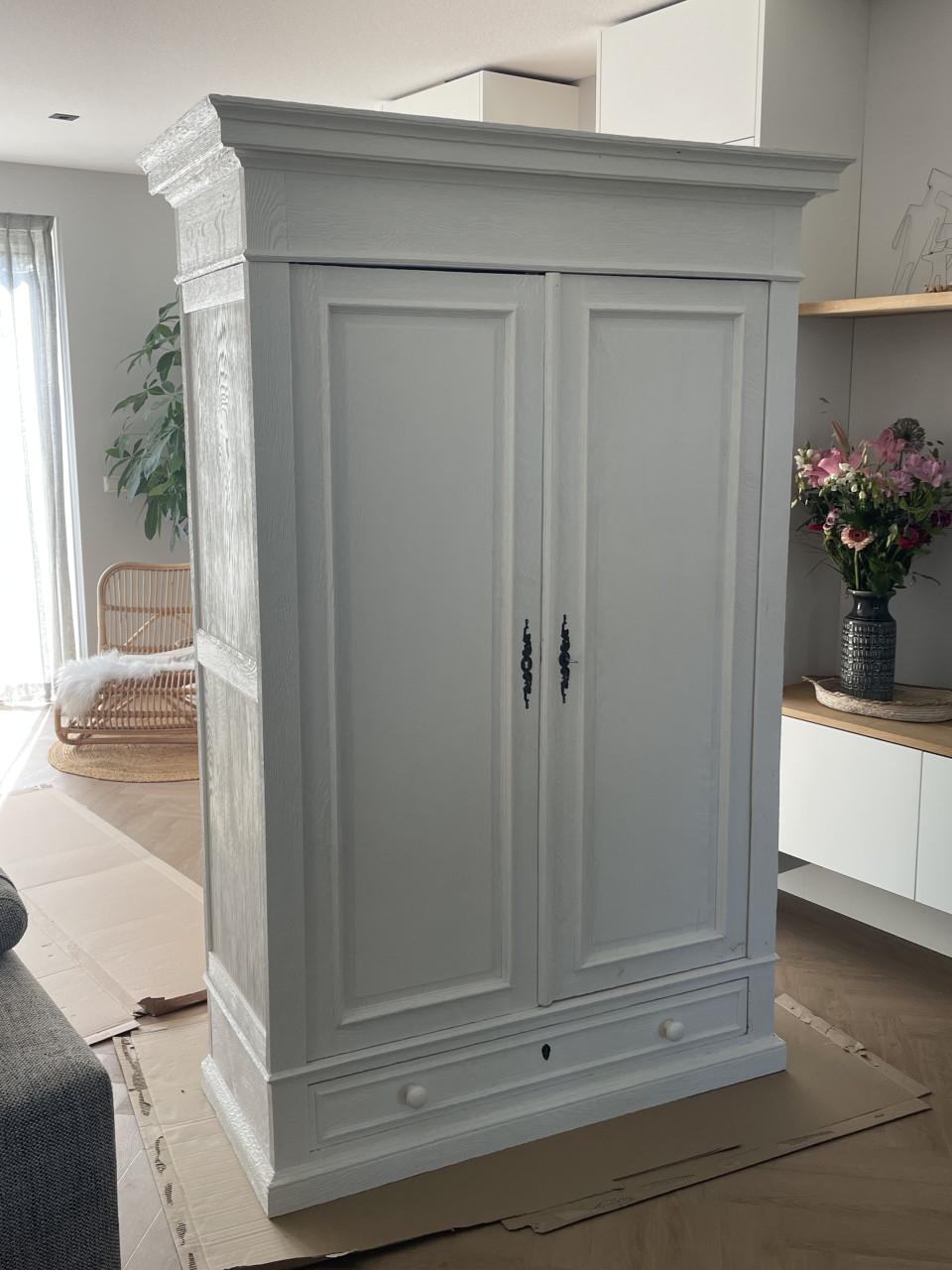 Mooie oude demontabele kledingkast