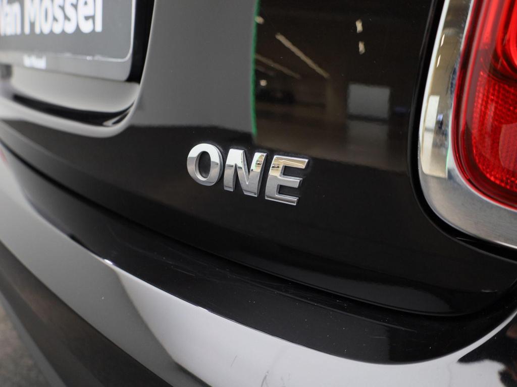 Mini 5-deurs 1.5 one essential | navigatie | lmv | parkeer sensoren | clima