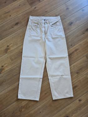 Nieuwe H&M Divided jeans in een mooie beige kleur.