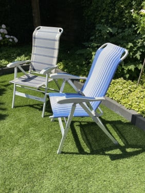 2 verstelbare kampeerstoelen