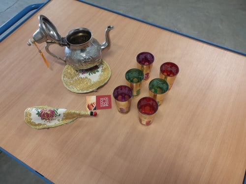 Marokkaanse theepot en glazen