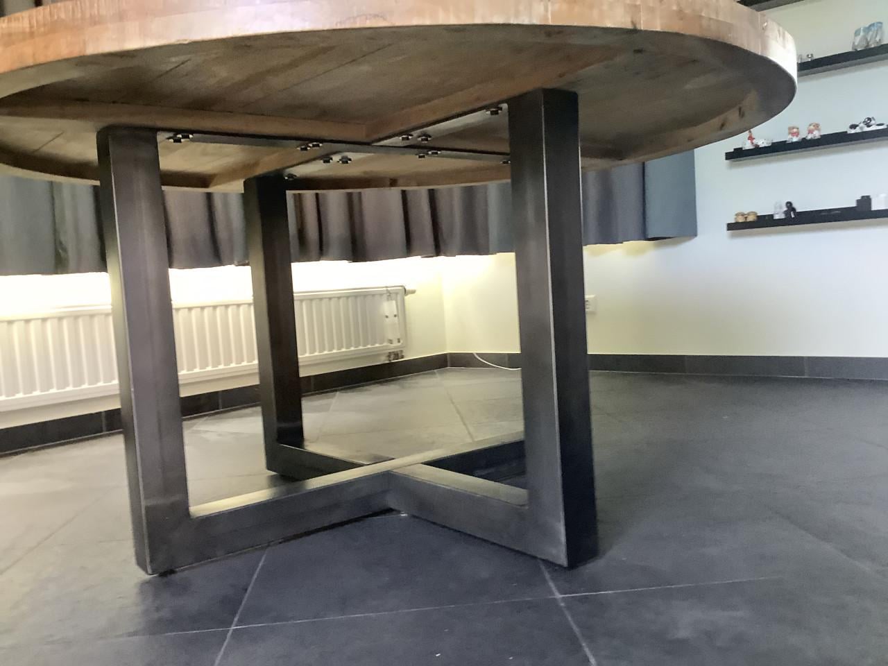 Robuuste ronde eettafel