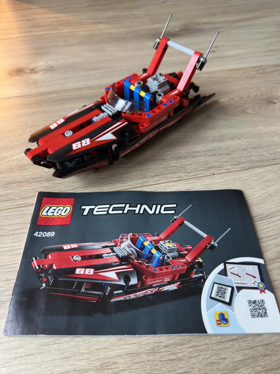 Lego Technic Powerboat 42089