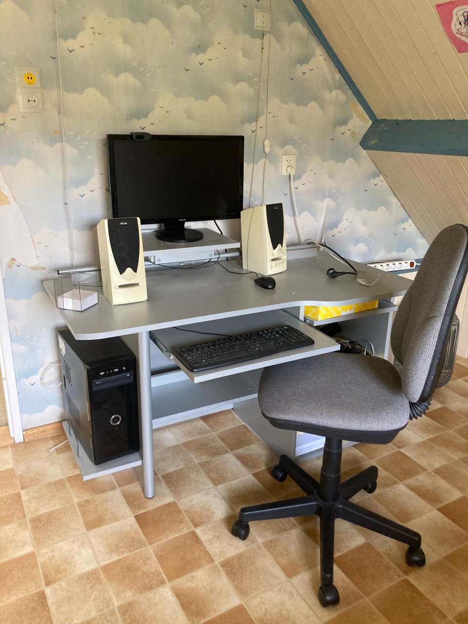 Computer bureau met bureaustoel