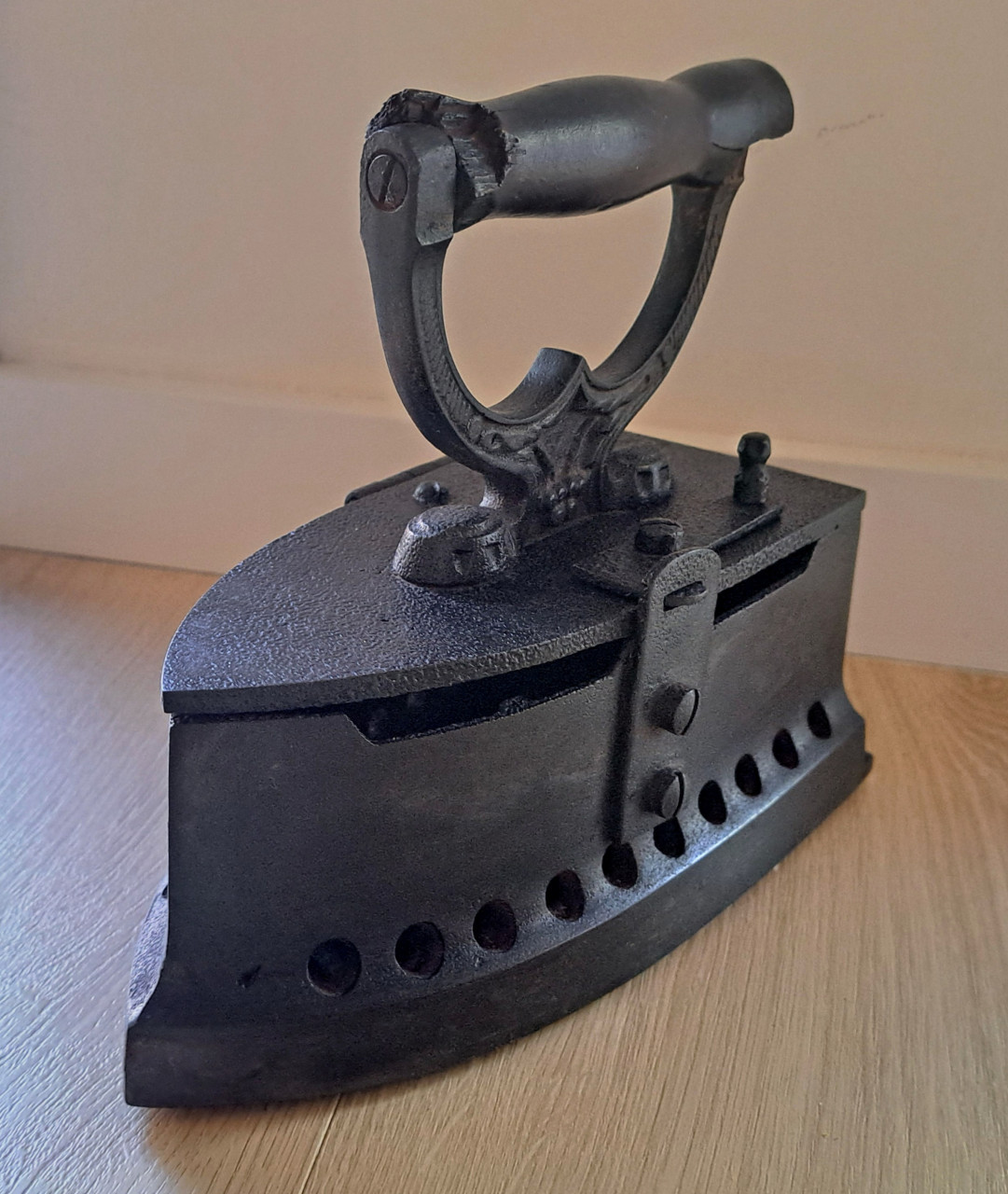 Antiek strijkijzer gietijzer