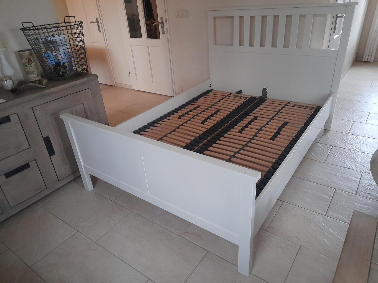 2 Persoons bed 140 x 200 met verstelbare lattenbodems(in goede nette staat)