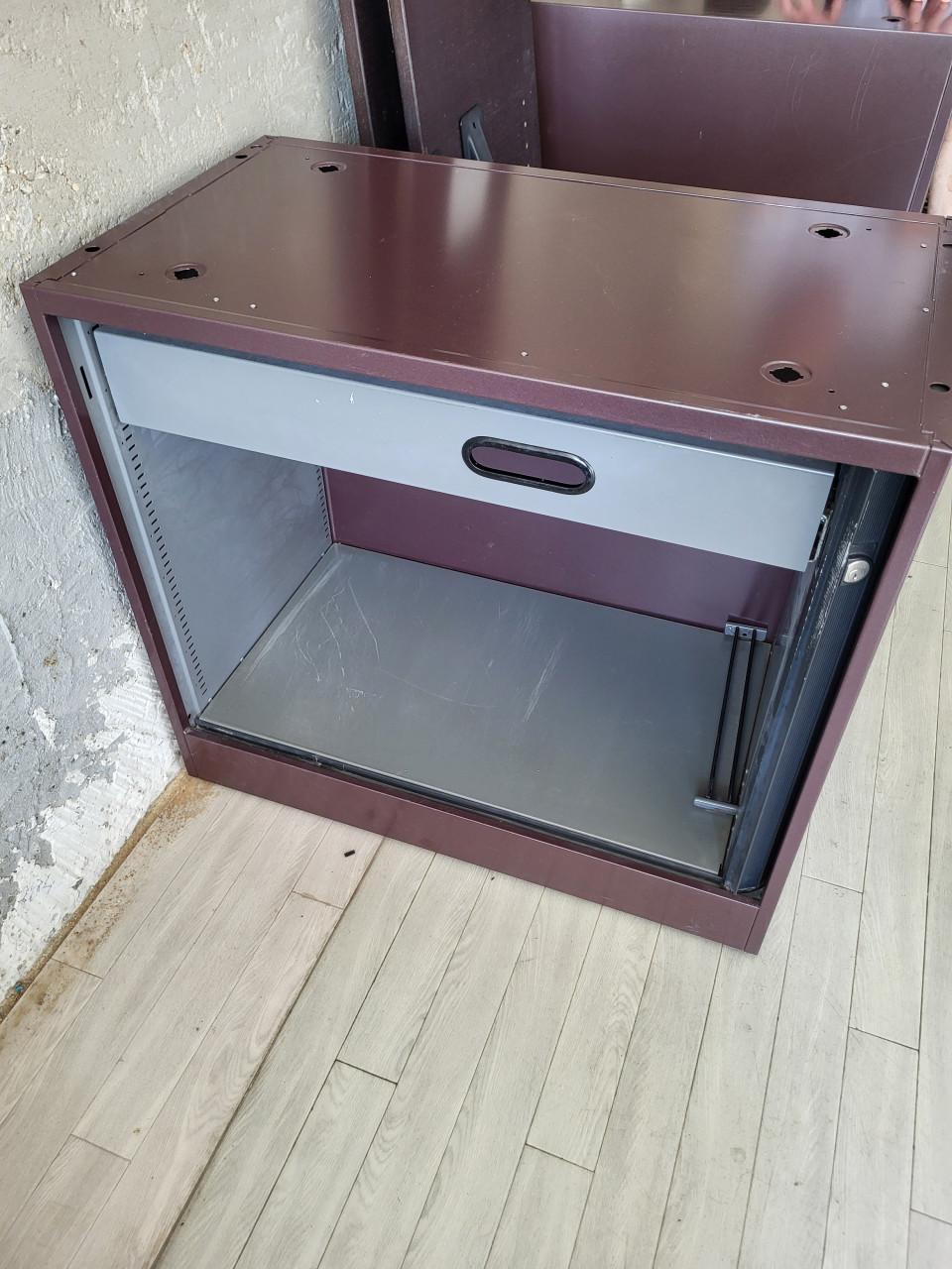 2 Metalen bureaukasten van het merk Ahrend.