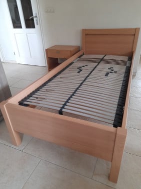 Degelijk 1 Persoons bed met nachtastje (ingoede nette staat)