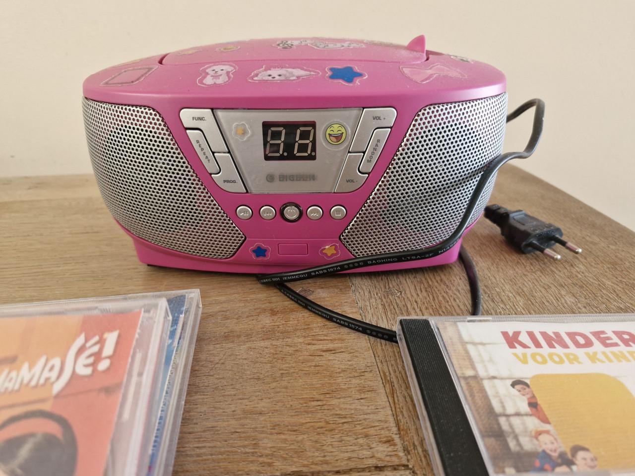 Cd speler met cd's K3 & K v K