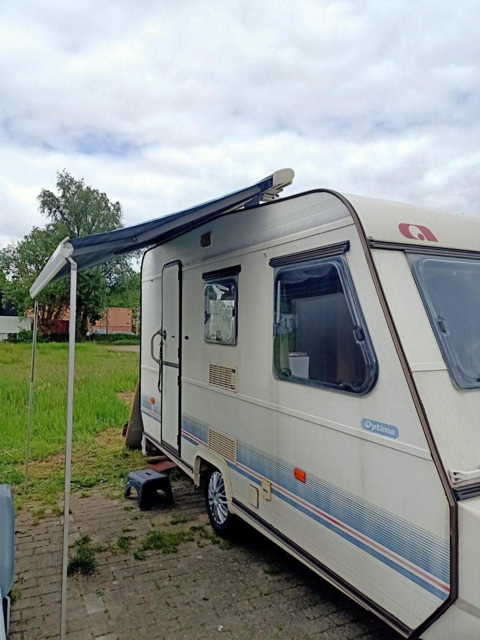 Mooi gezinscaravan Adria 440 , 1993 met orrigineel stapelbed, Tent ,uitbouw