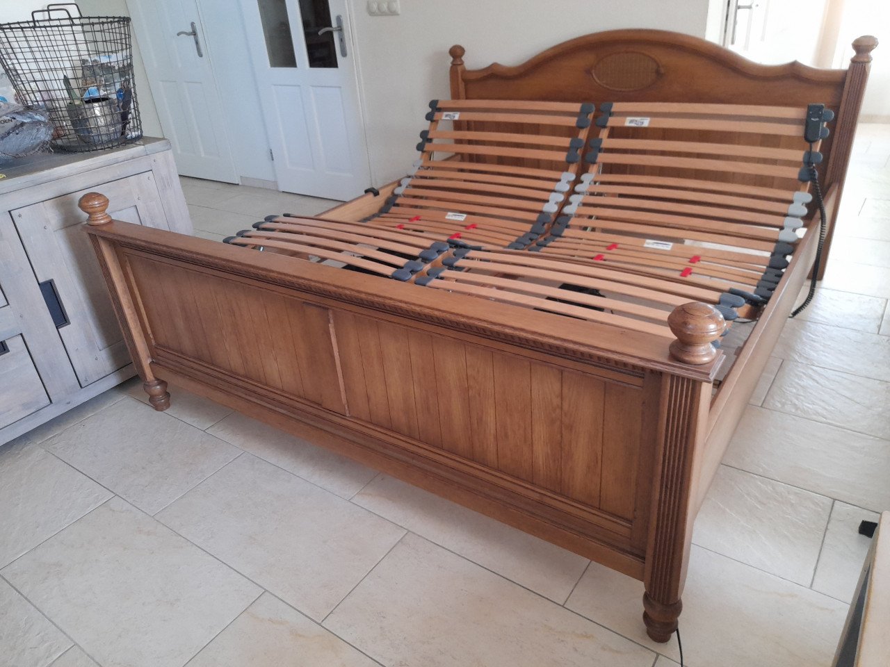 2 persoons bed met elektrisch verstelbare bodem 180 x 200 (in goede staat)