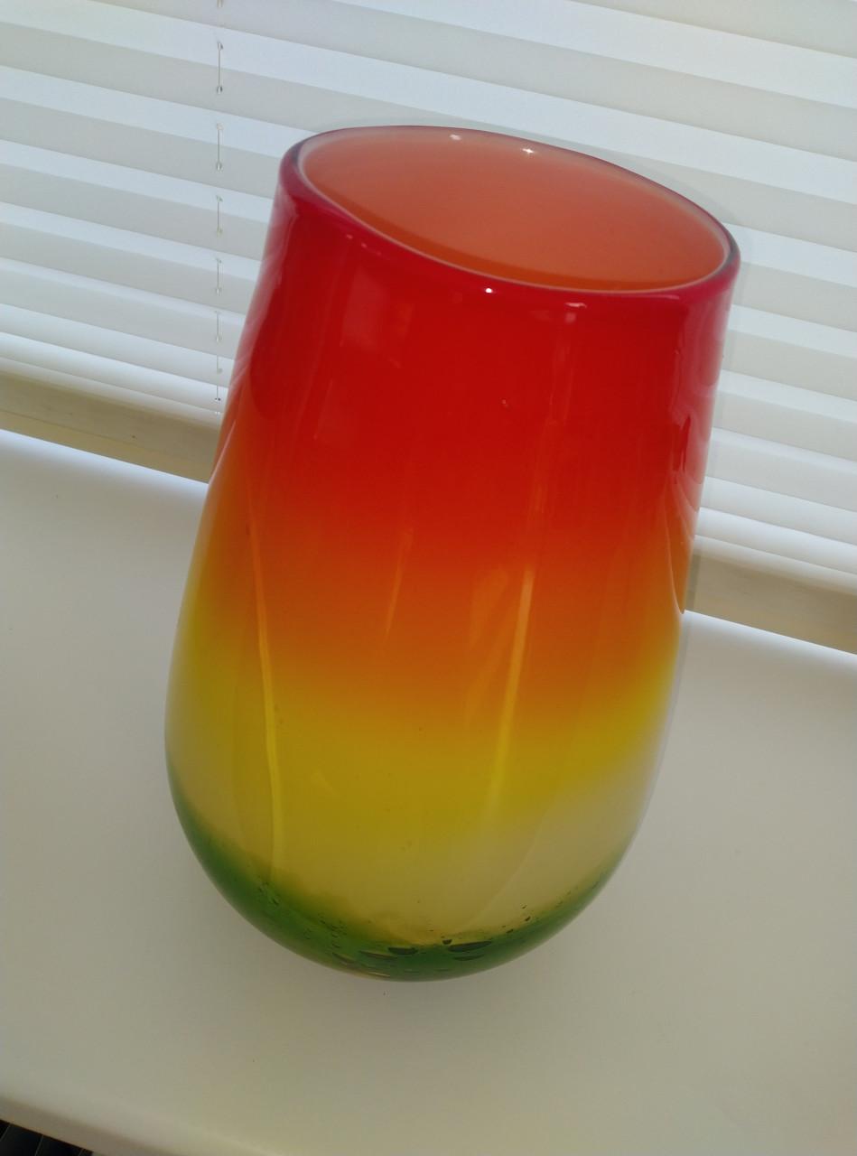 Gekleurde glazen vaas (met barst)