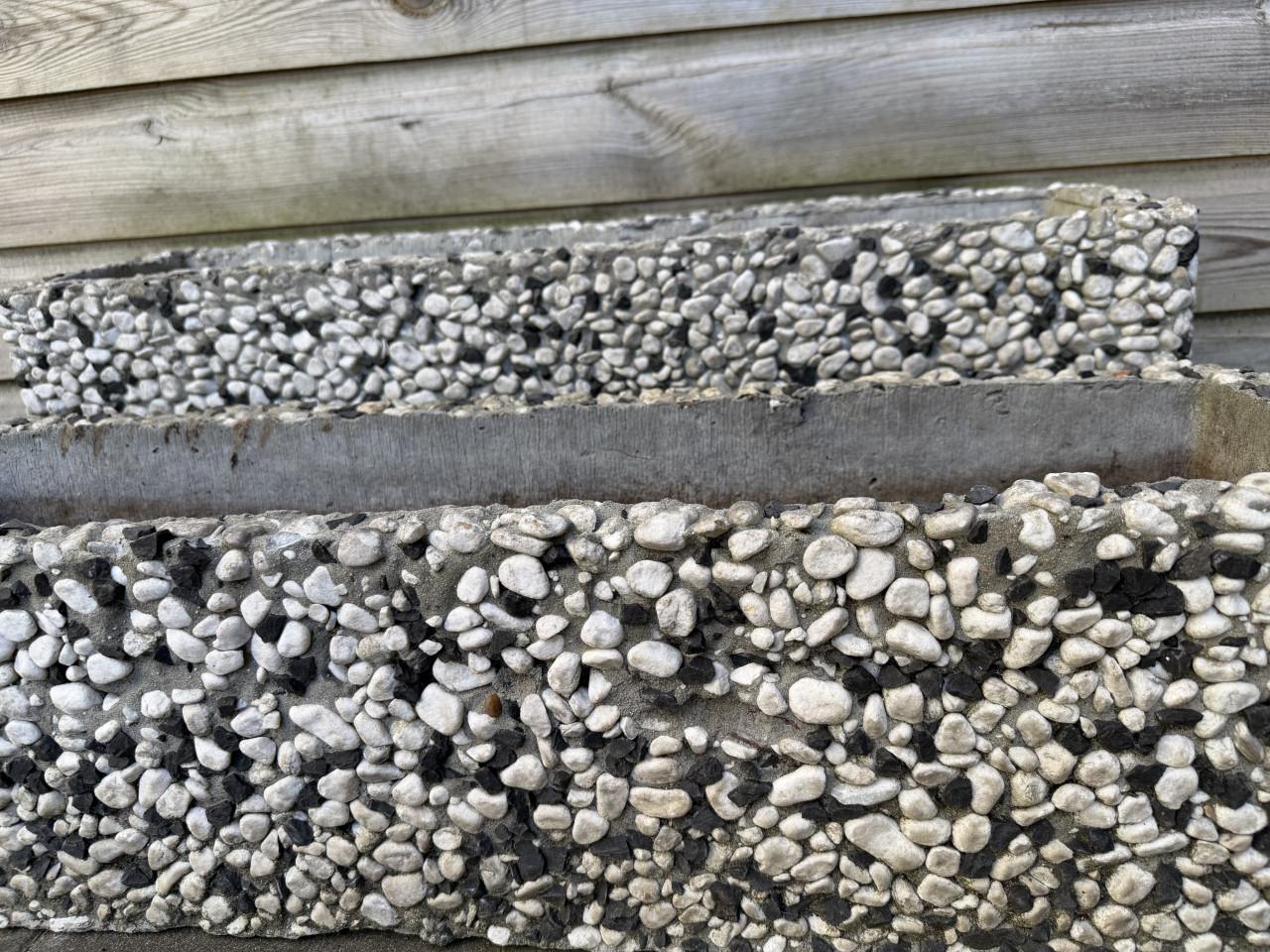 2 plantenbakken kiezelstenen op beton 80cm