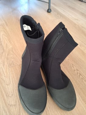 Surfschoenen maat 42.