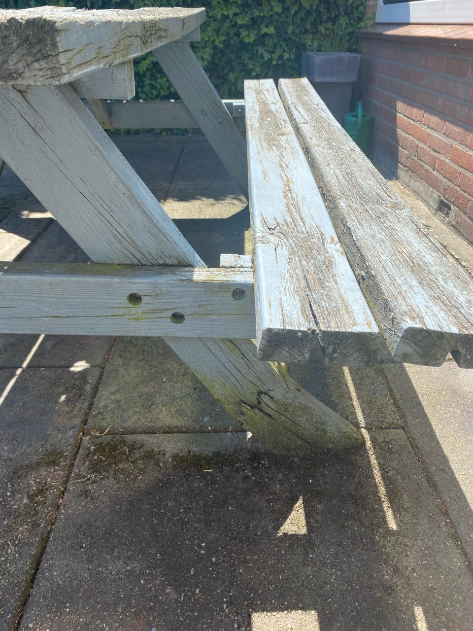 Oude picknicktafel met doorgezakte poot, gratis af te halen