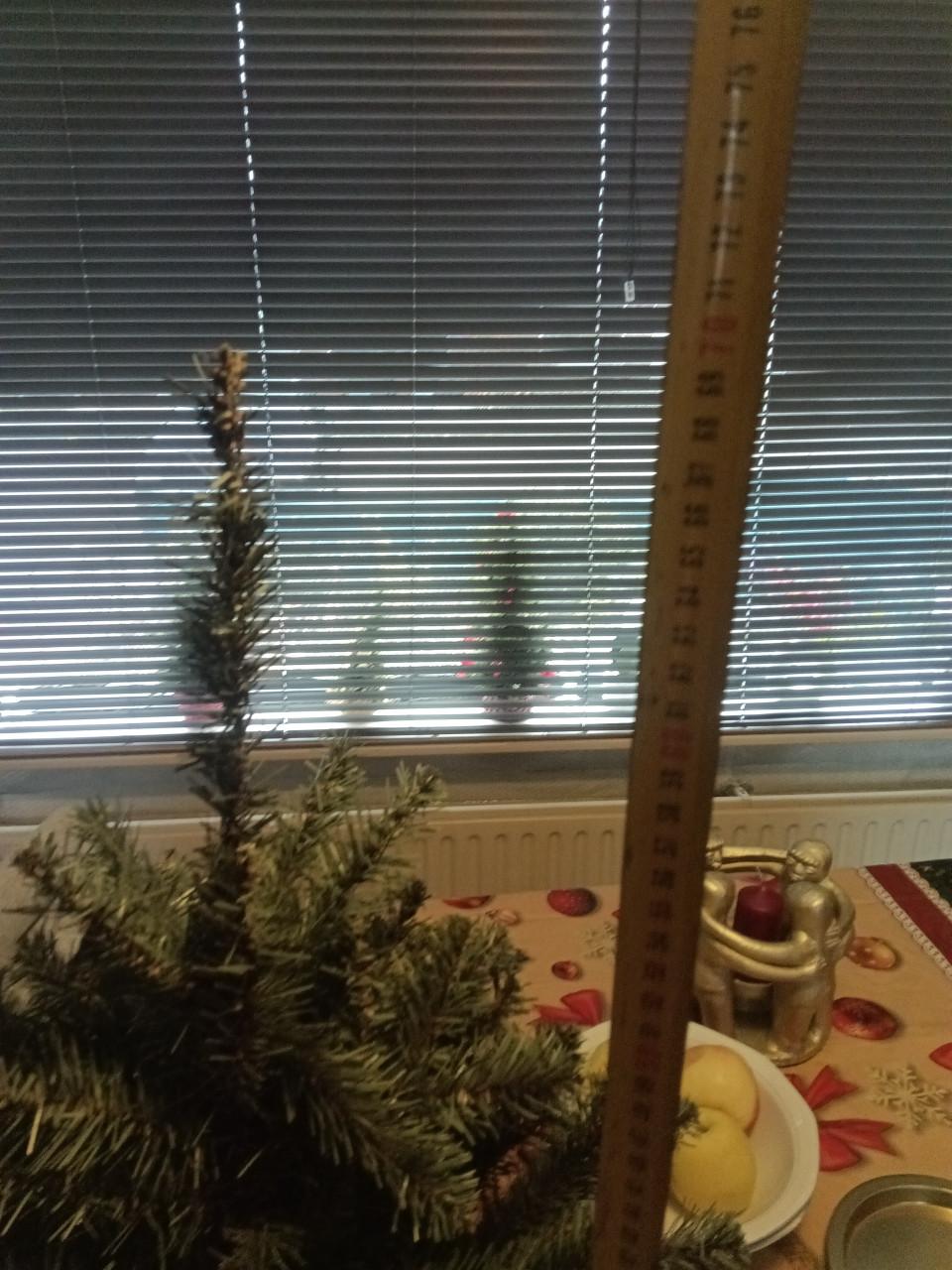 Kunstkerst boom op een houten voet