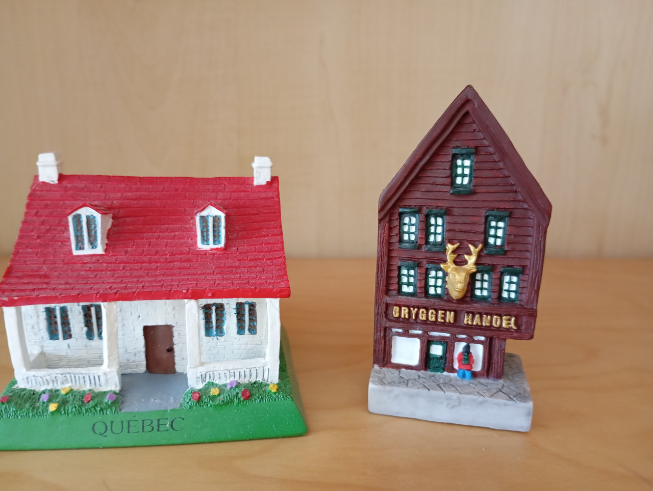 21 huisjes: 5 Lilliput Lane, 6 Amsterdamse grachten en 10 diversen.