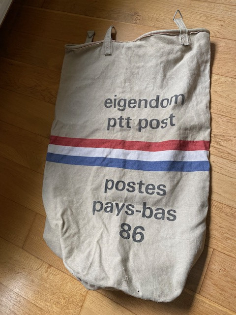 Originele oude postzak met originele ijzeren ophanghaakjes