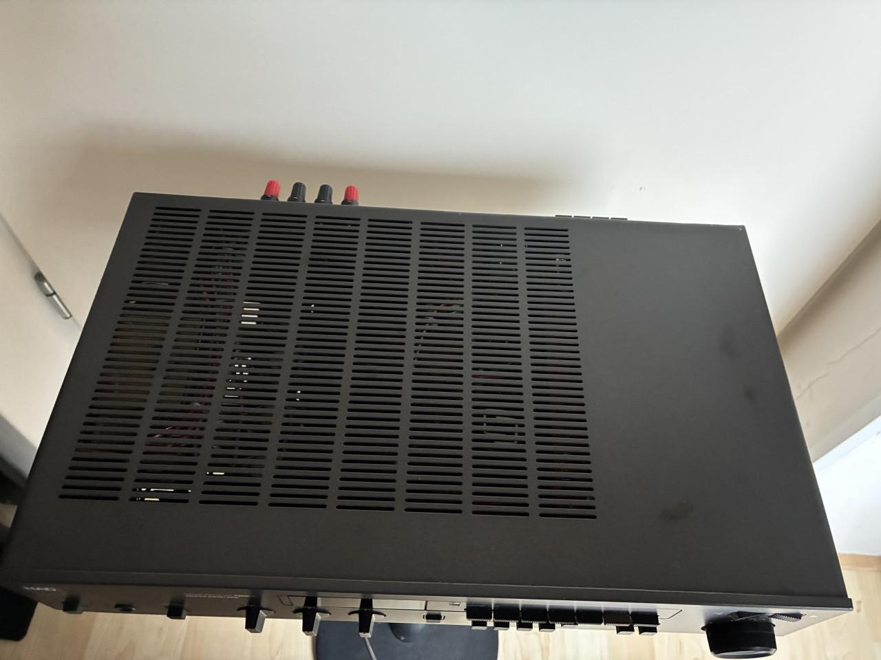 Versterker/tuner NAD 7225PE.