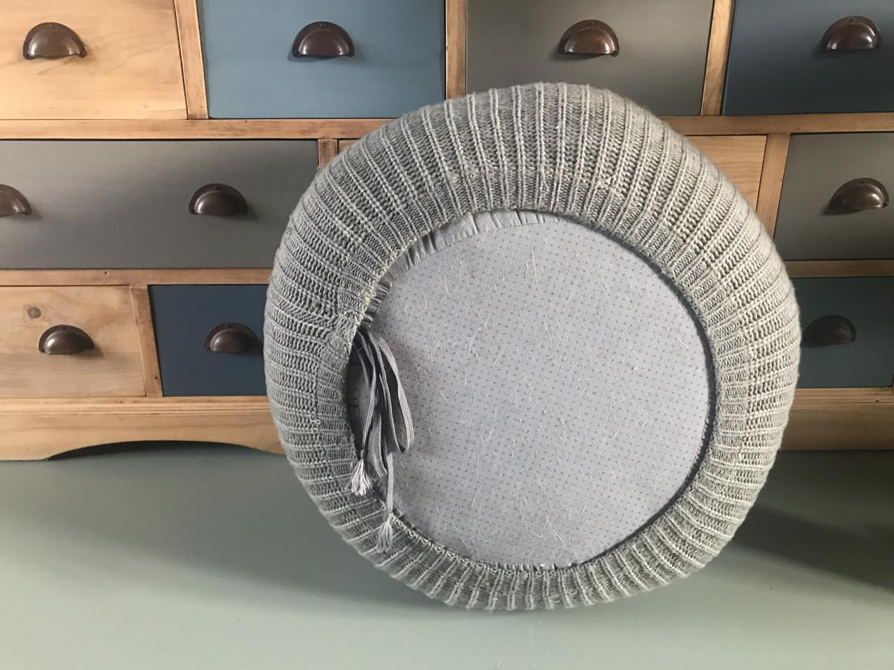 Poef met gebreide afneembare hoes