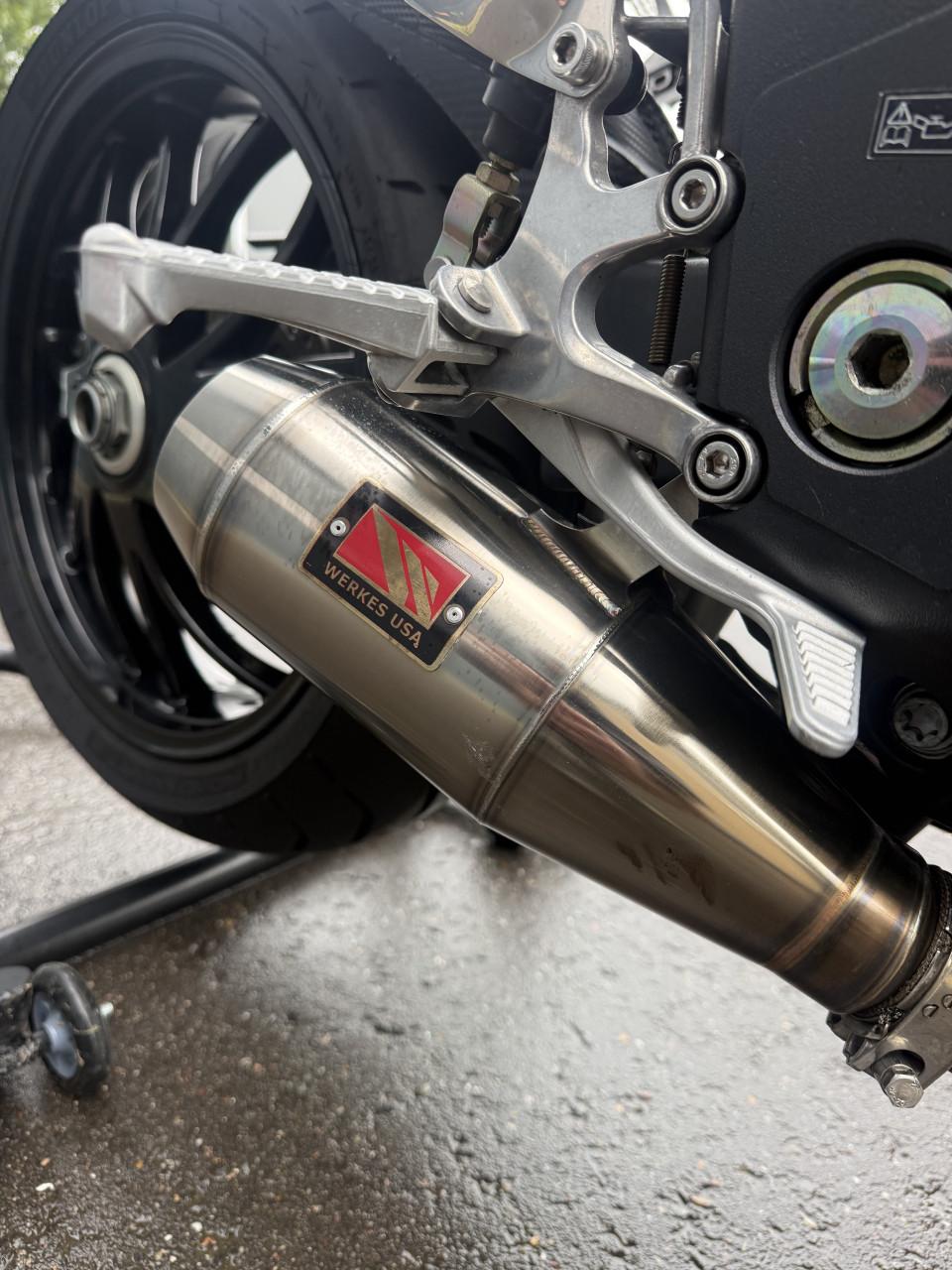 Triumph Speed Triple 1050 - 2008 Naked Bike met TOMTOM Rider