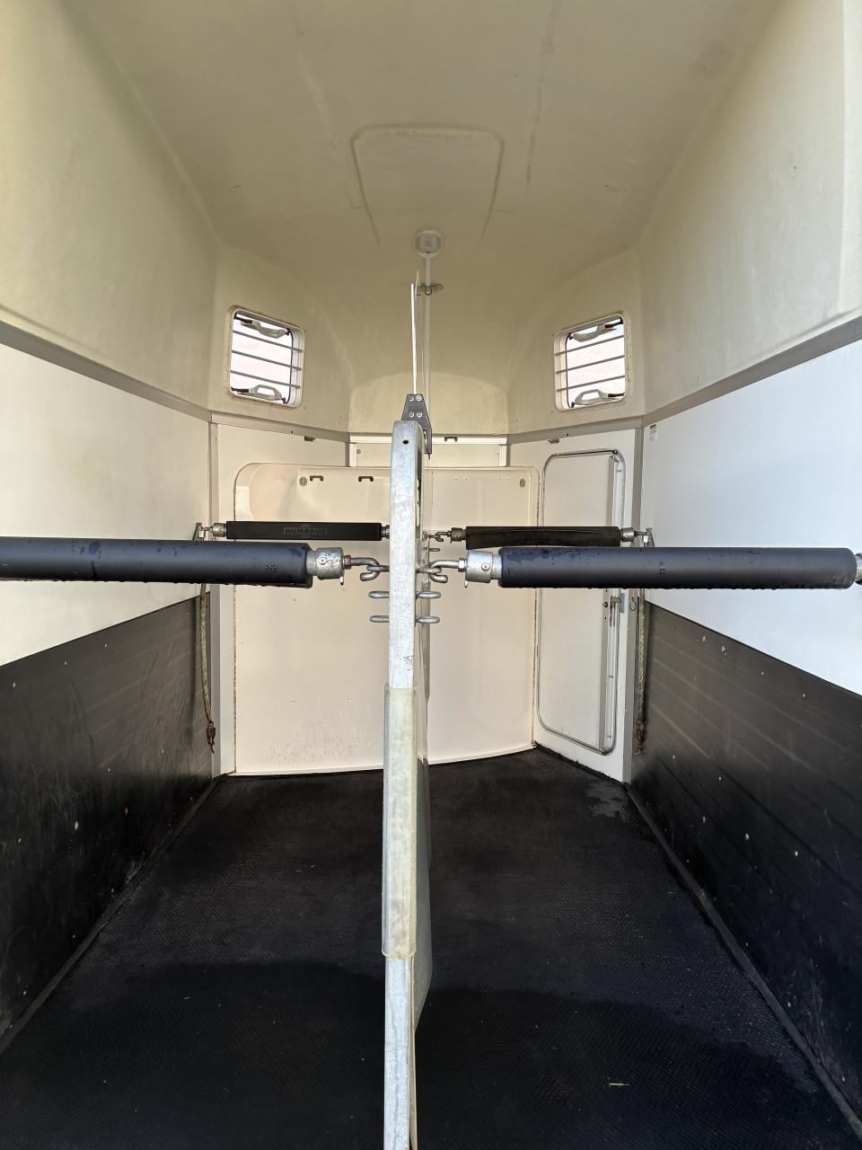 Prachtige 2 paards Humbaur Aero met zadelkamer en aluminium bodem