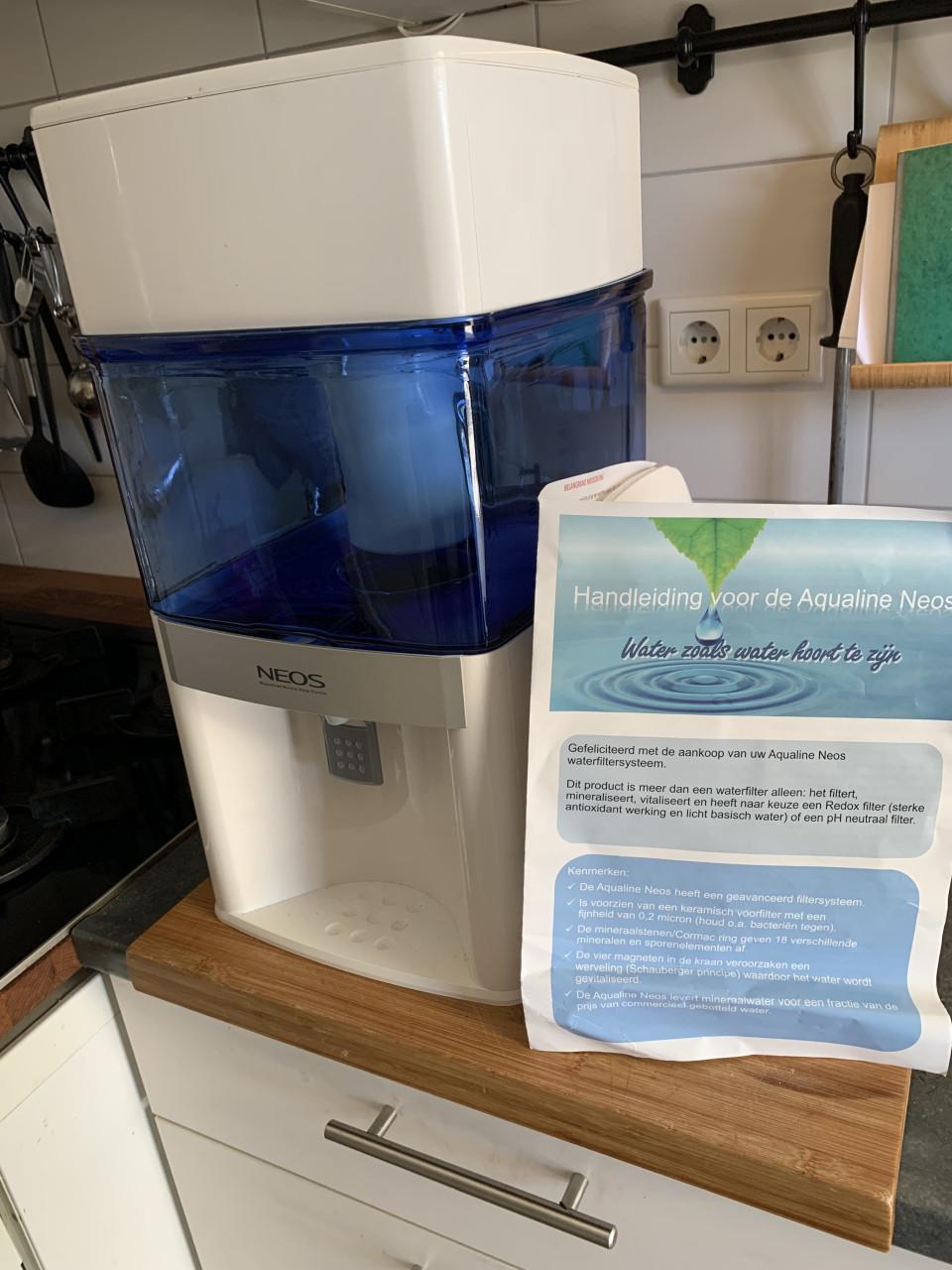 Een Aqualine Neos waterfilter, het zuiveren en mineraliseren van kraanwater
