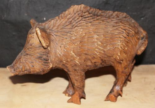 Everzwijn in hout gestoken