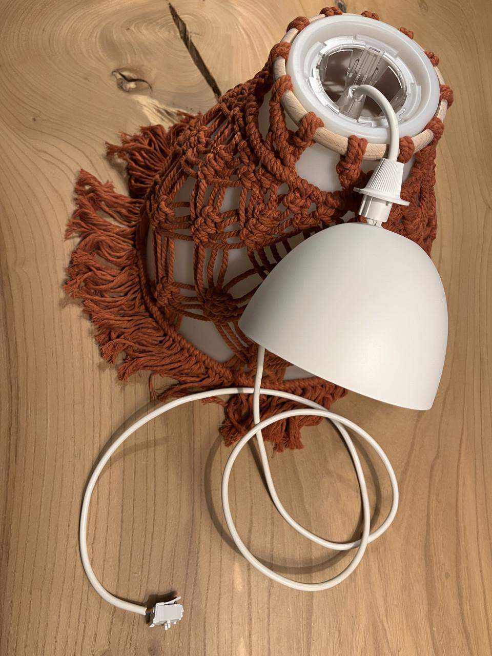 Unieke plafondlamp met handgemaakte macramé decoratie