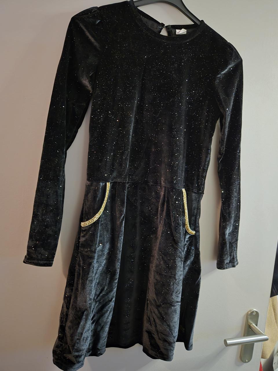 Zwarte fluwelen jurk met glitter en gouden zakdetails, Hema maat 158-164