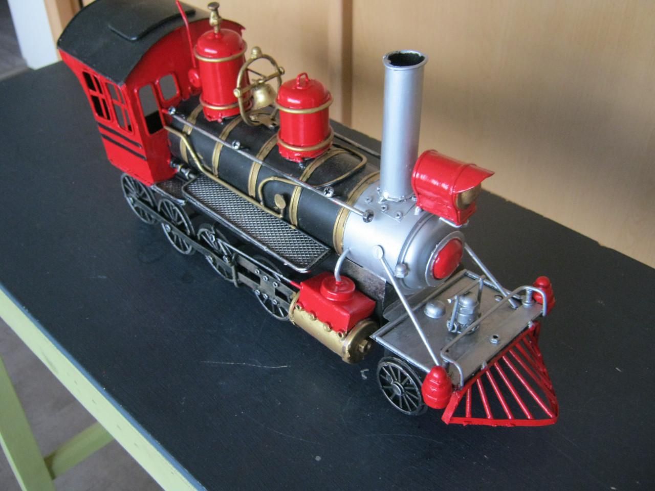 Metalen stoomlocomotief.