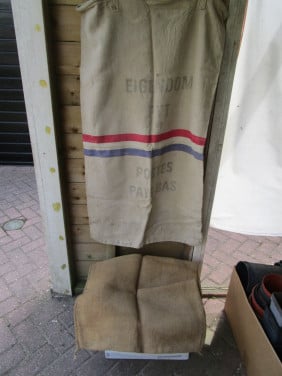 1 Postzak en 9 jute zakken